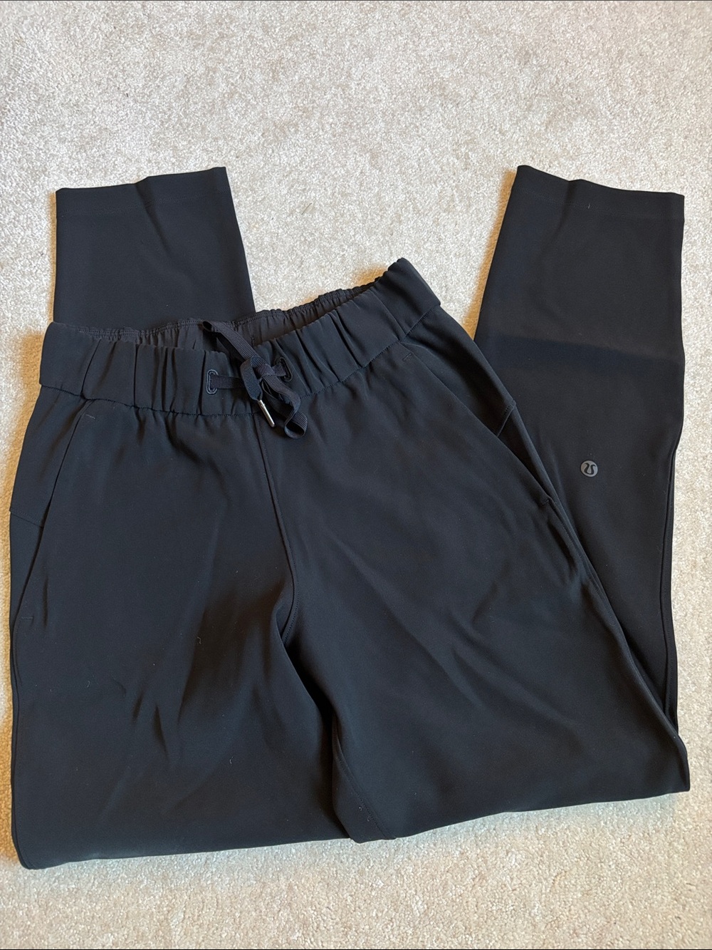 Lululemon ‘on the fly’ pants size 2 black; 27” inseam
